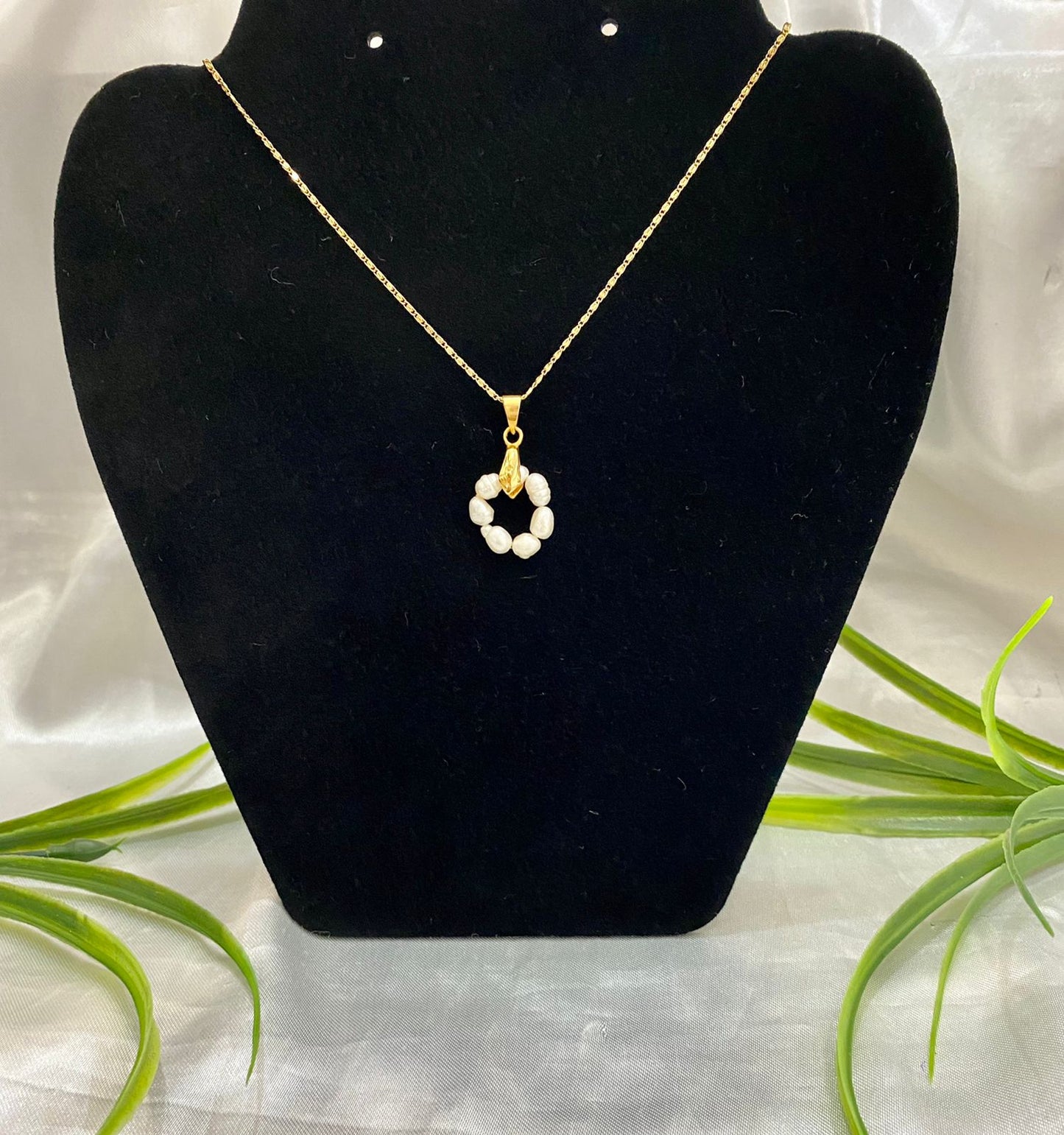 Cadena y aretes Chapa de oro con Perla de río.