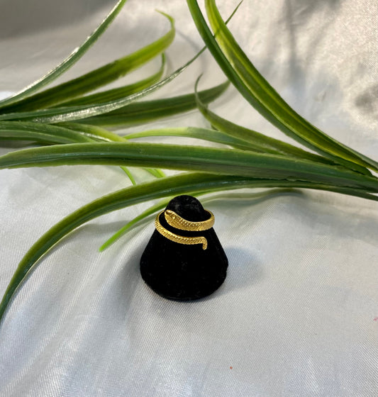 Anillo en forma de víbora