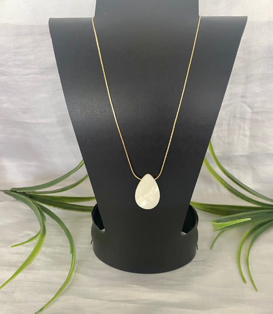 Cadena con dije gota de Perla madre