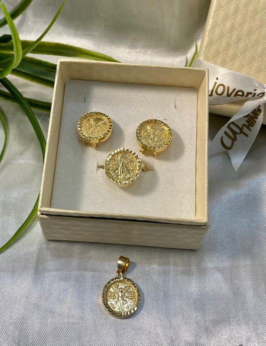 Juego de aretes, anillo y dije de moneda tipo centenario con bisel amartillado, Chapa de oro