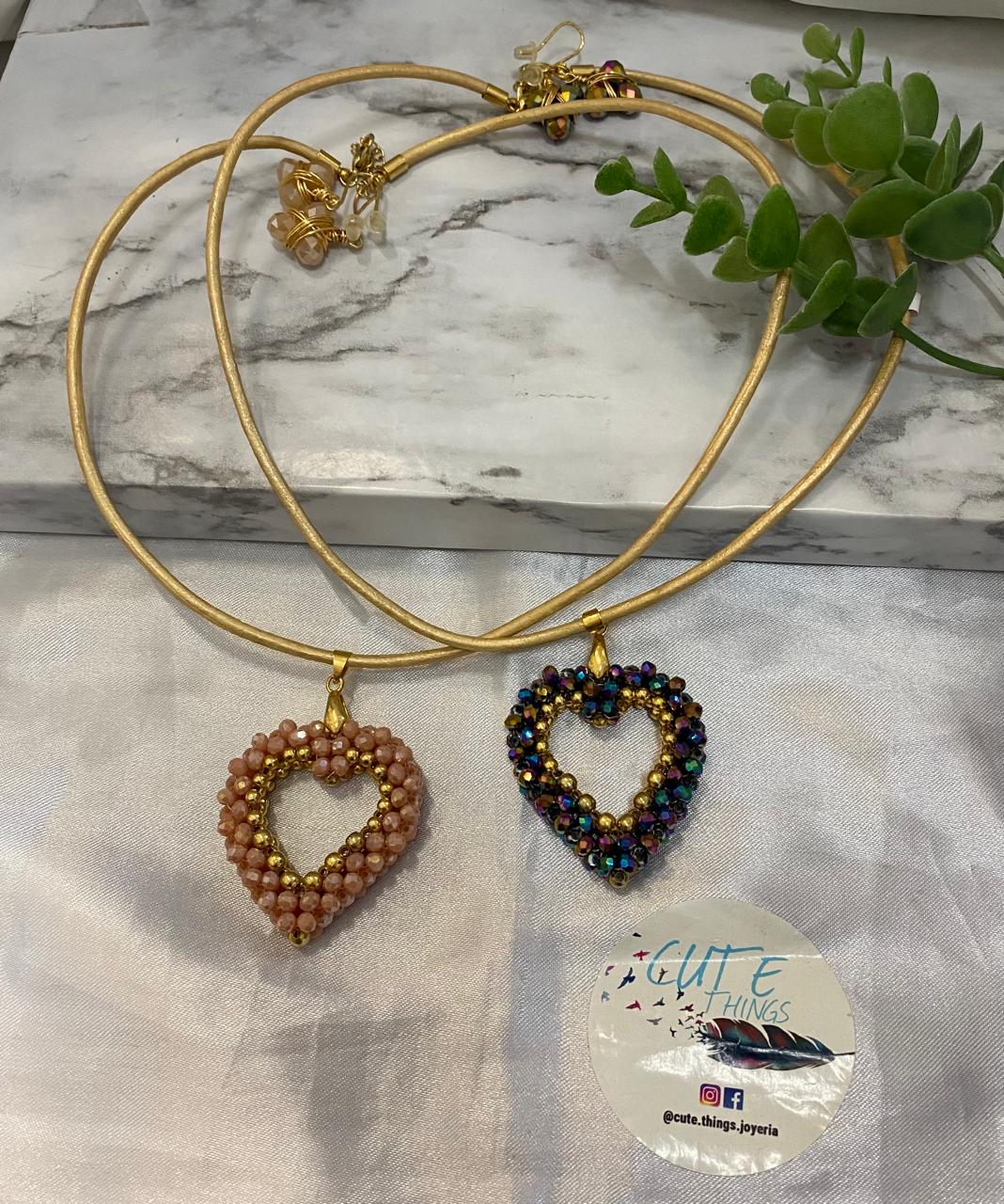 Juego de aretes y collar con dije de corazón de cristal