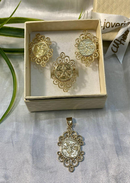 Juego de aretes, anillo y dije de moneda tipo centenario con Copete, Chapa de oro