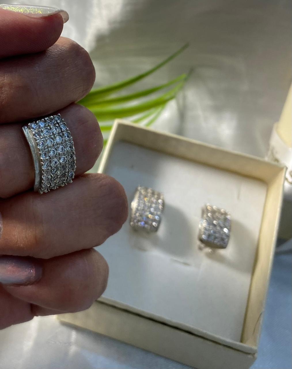 Juego de aretes y anillo con incrustaciones de Zirconia en Rodio