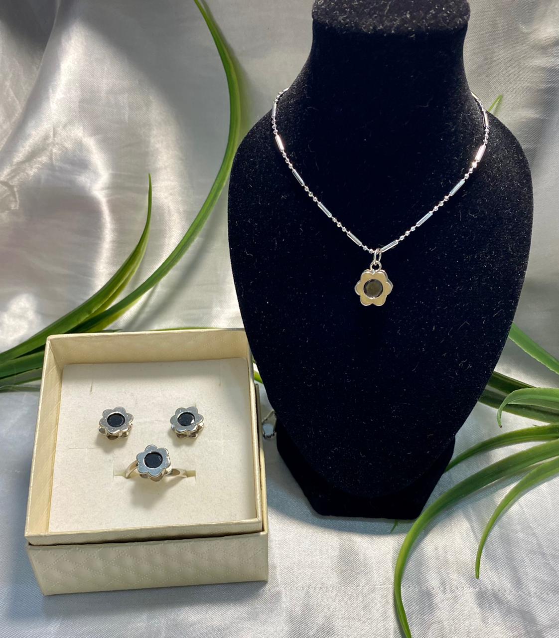 Juego de Cadena con dije, aretes y anillo en forma de flor con cristal en Rodio