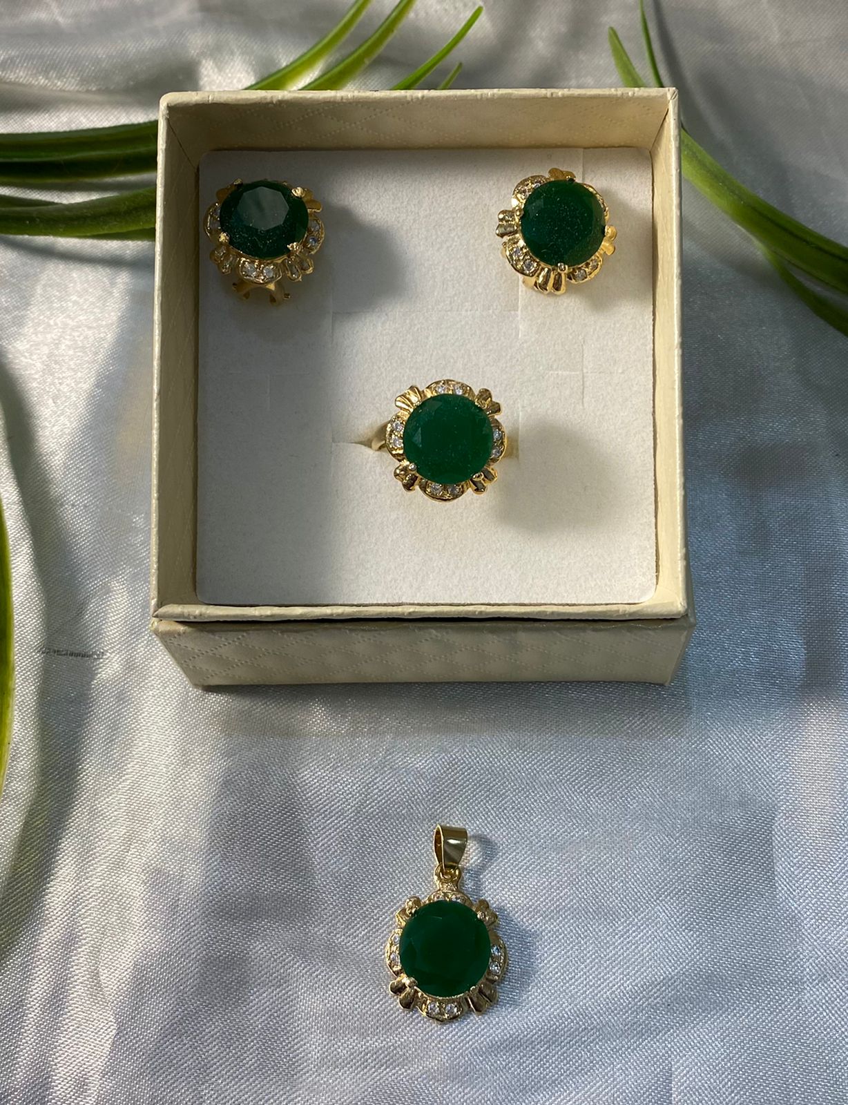 Juegos de aretes, anillo y dije , Chapa de oro
