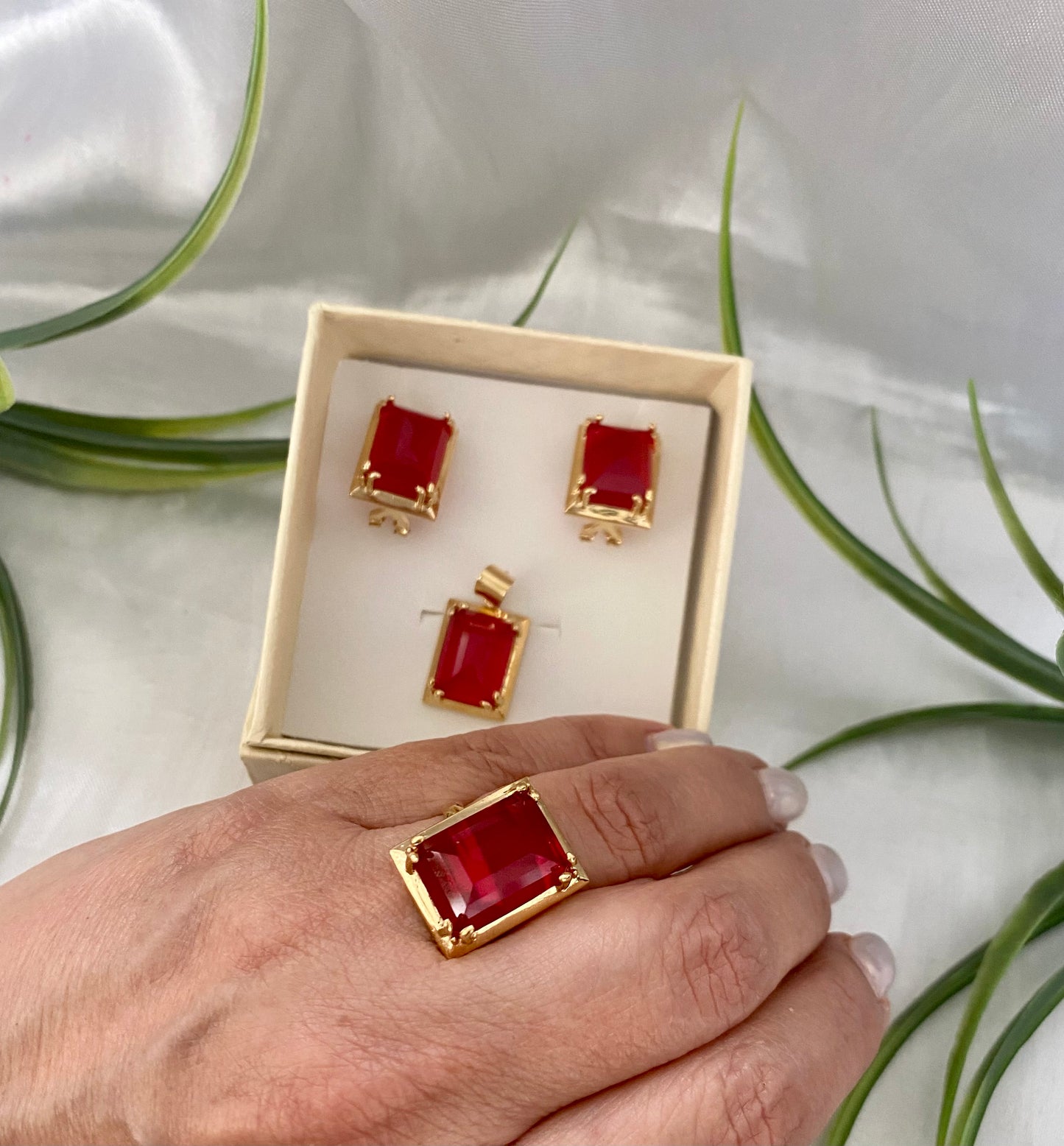 Juego de aretes, anillo y dije cuadro zirconia rojo