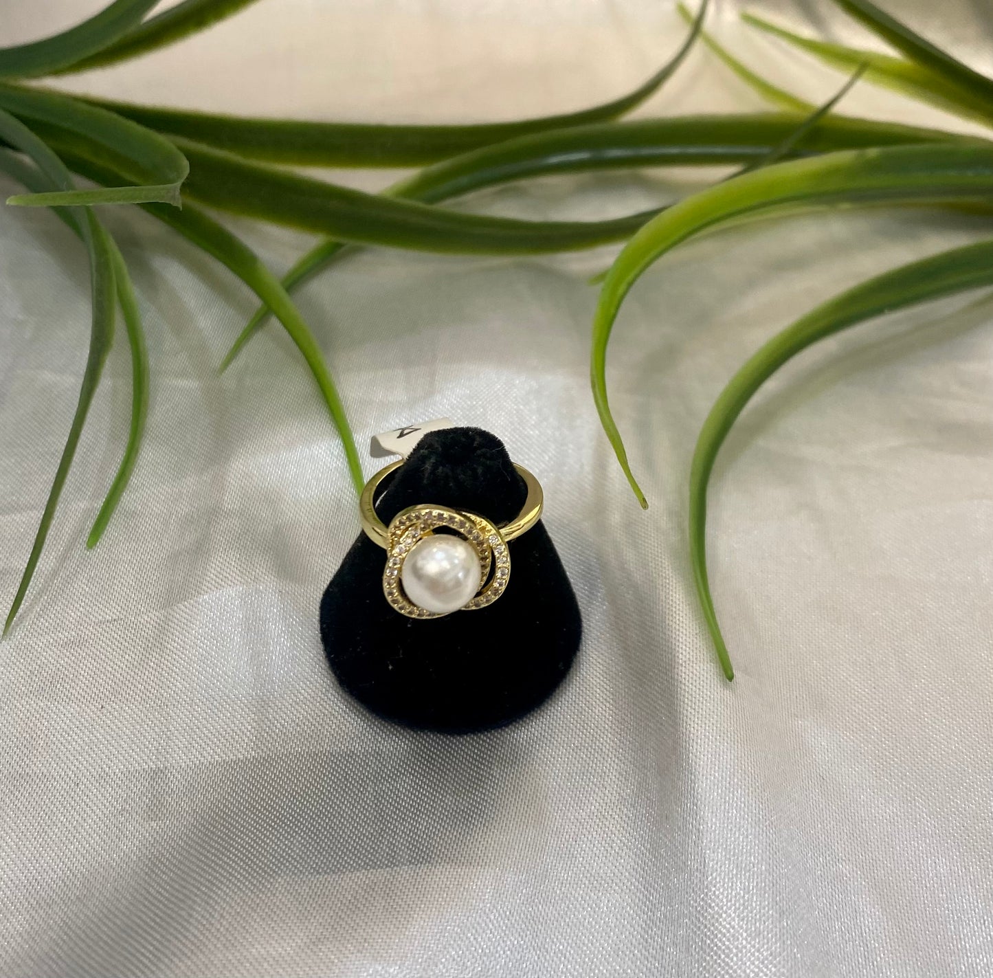 Anillo con perla entrelazada con zirconia