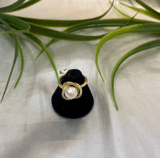 Anillo con perla entrelazada con zirconia