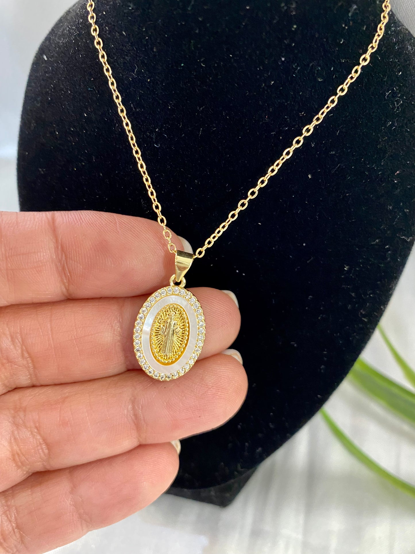 Cadena con dije San Benito