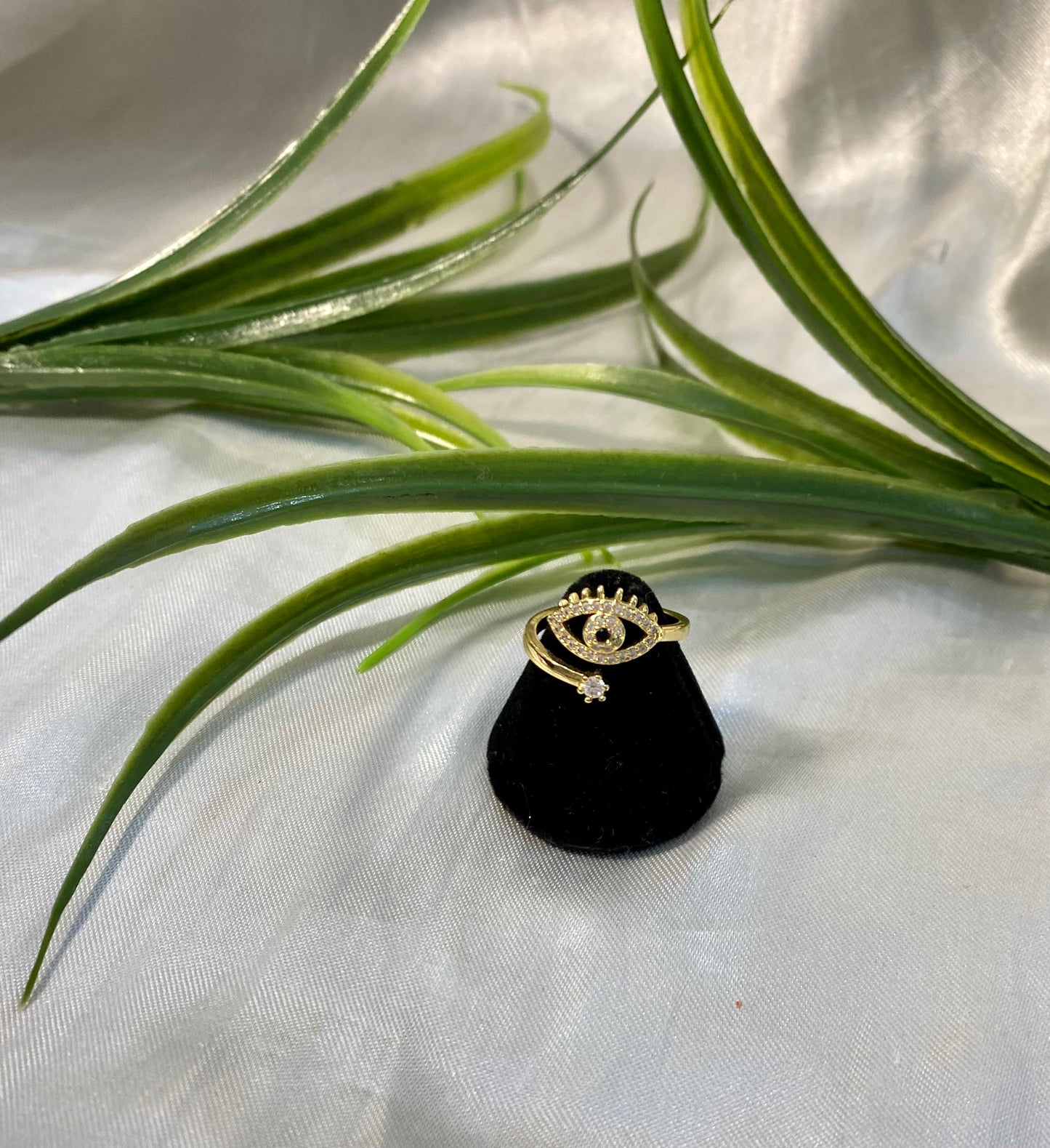 Anillo con ojo encontrado y Zirconia