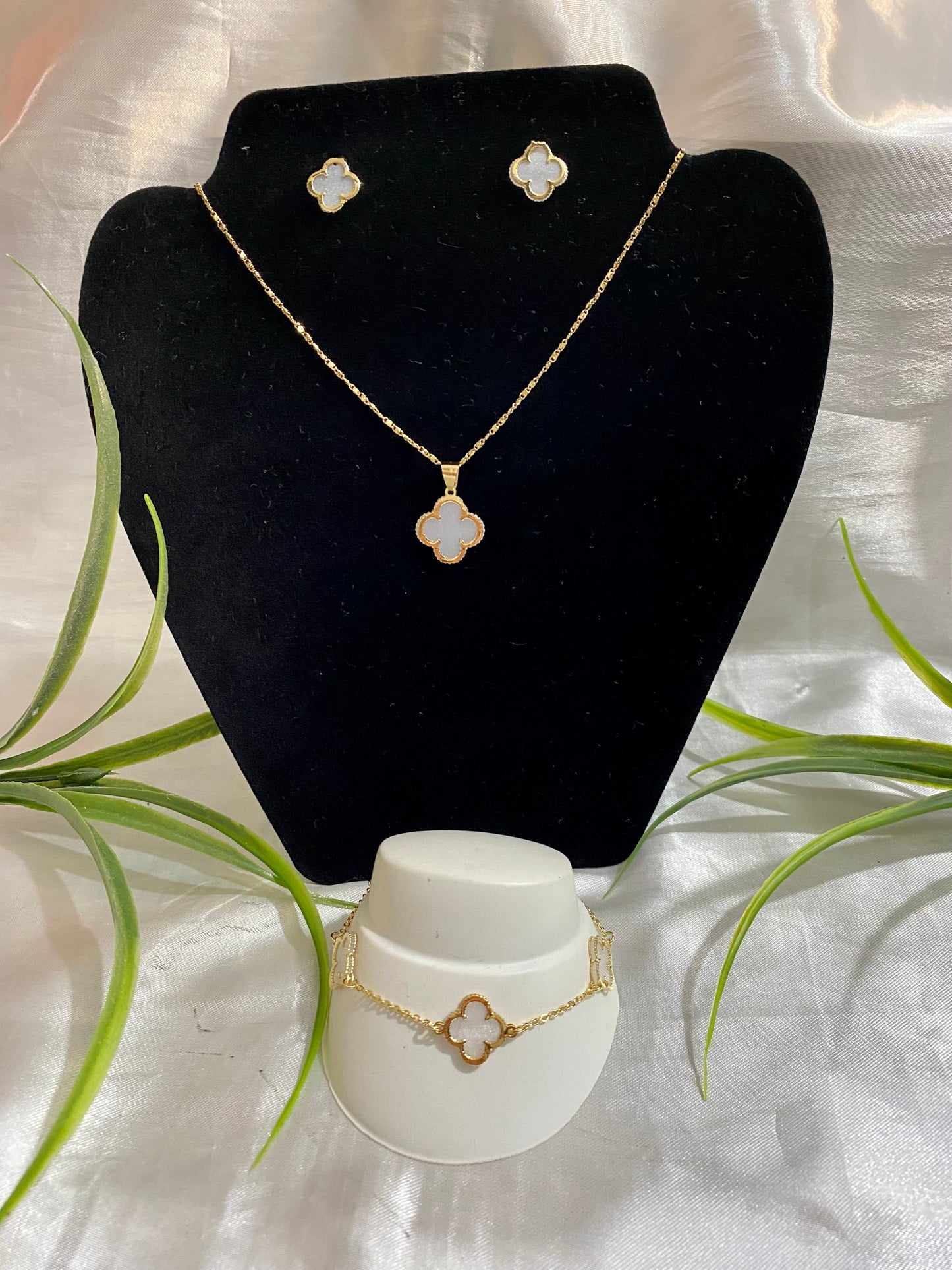 Juego de collar,aretes y pulsera de trébol