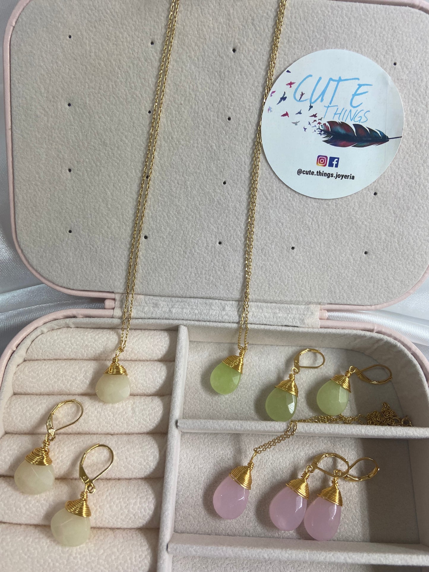 Juego de cadena y aretes en gota