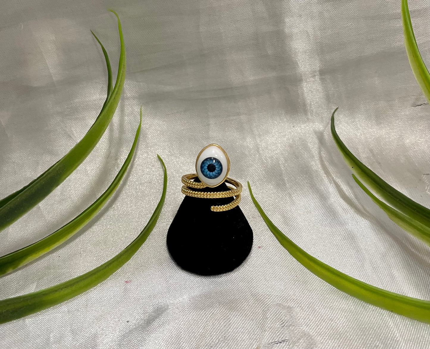Anillo aspiral con ojo