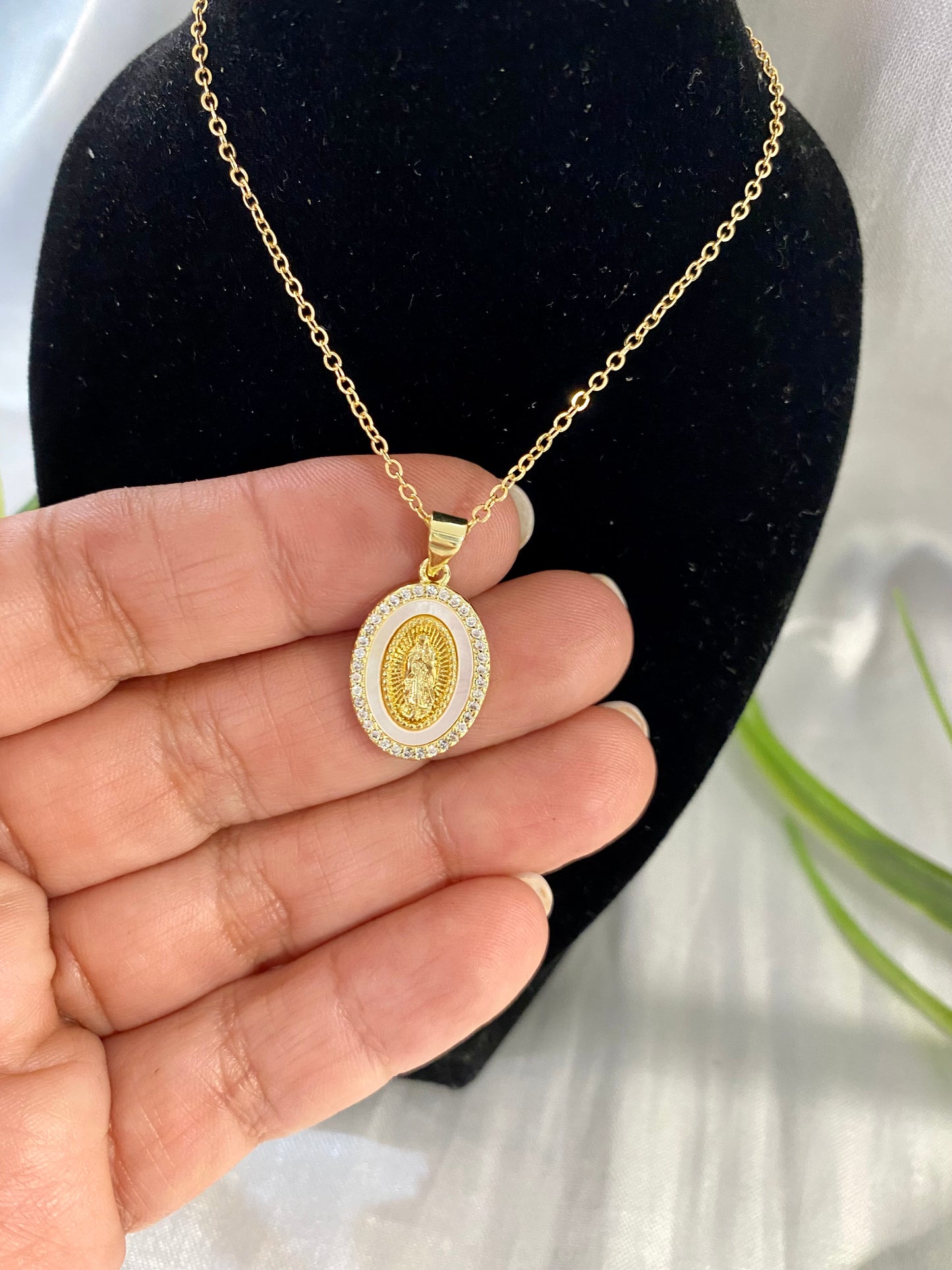 Cadena con dije Virgen de Guadalupe