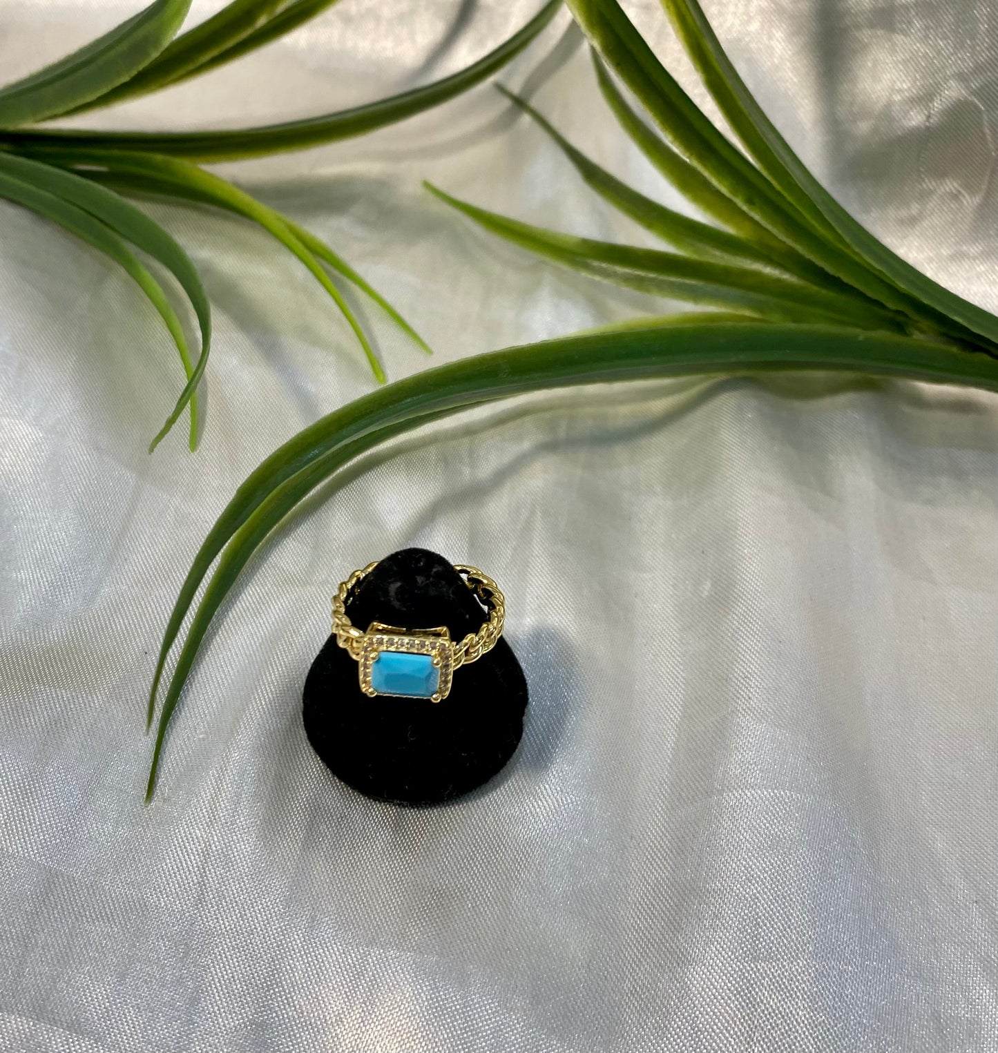 Anillo con piedra acua