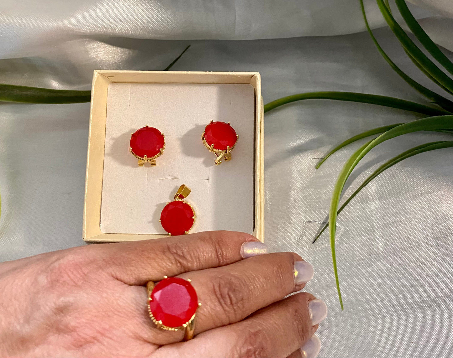 Juego de arete,anillo y dije de piedra redonda