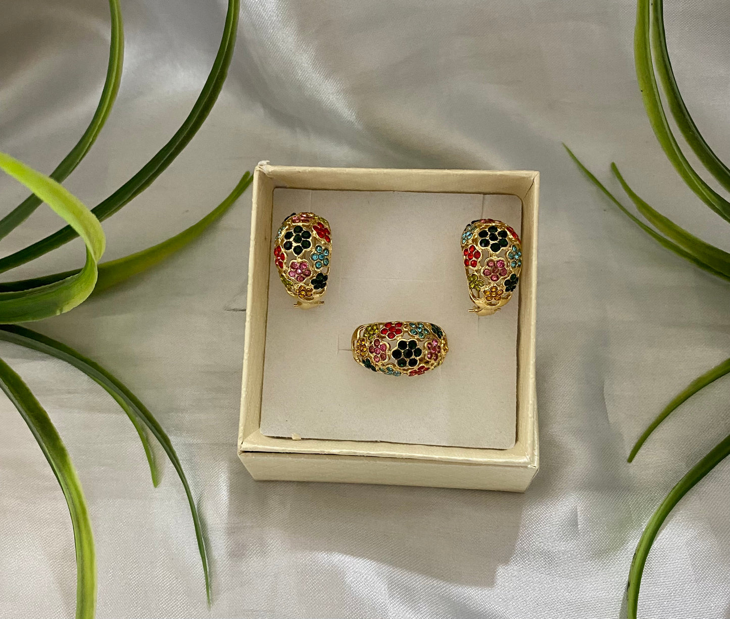 Juego de aretes y anillo cúpula