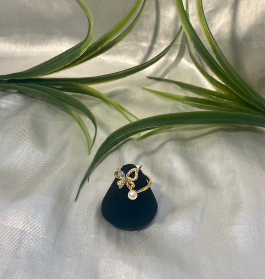 Anillo con mariposa y perla