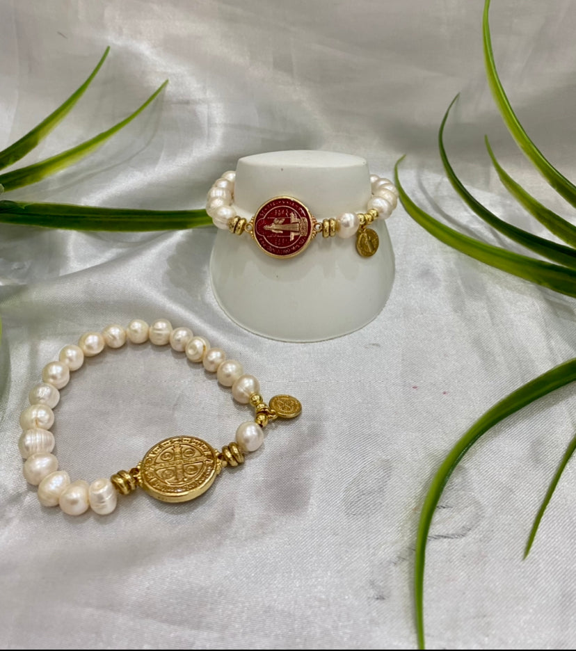 Pulsera de Perla de Río con medalla de San Benito encapsulada