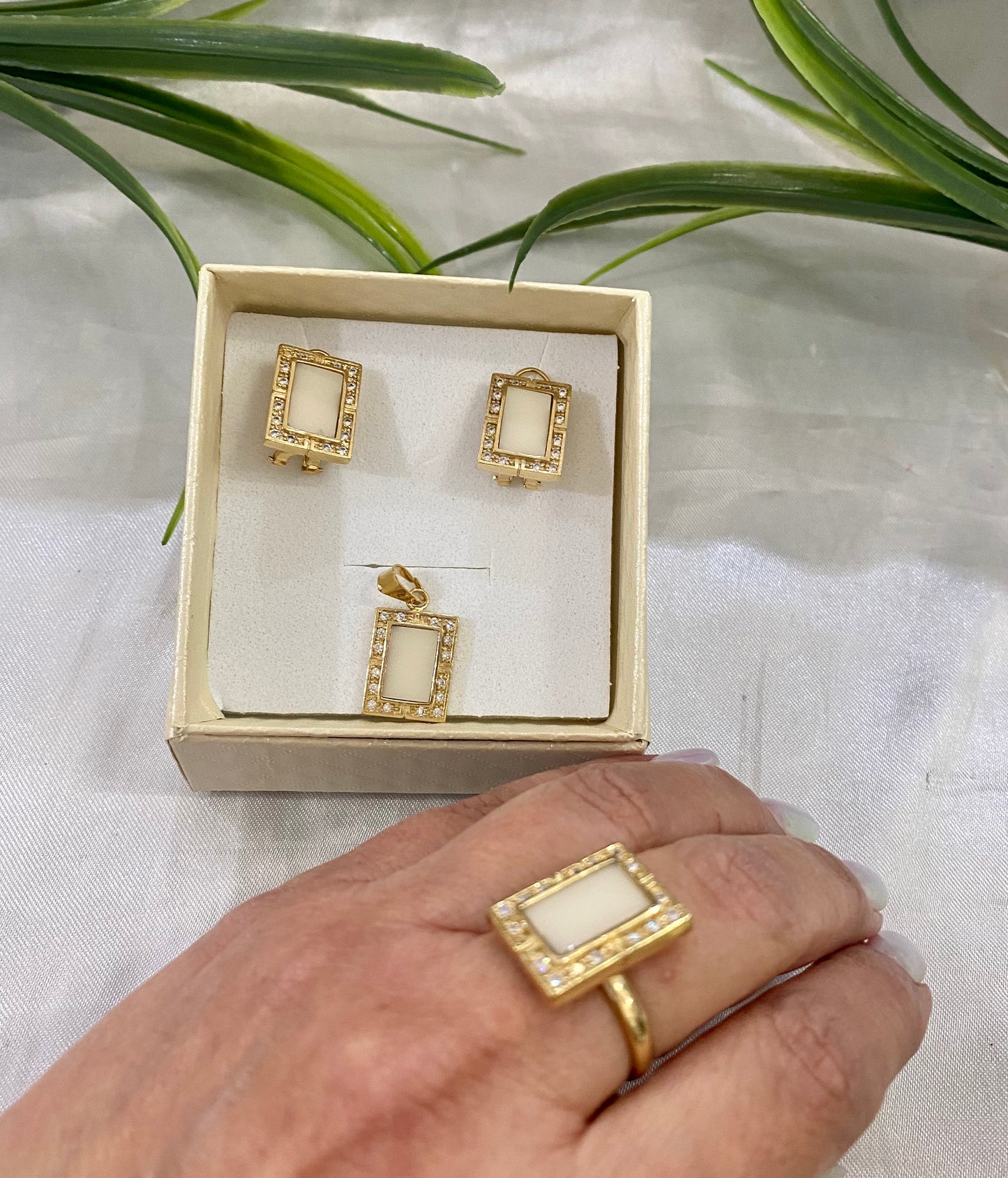 Juego de aretes, anillo y dije cuadrado con piedra y bisel Zirconia