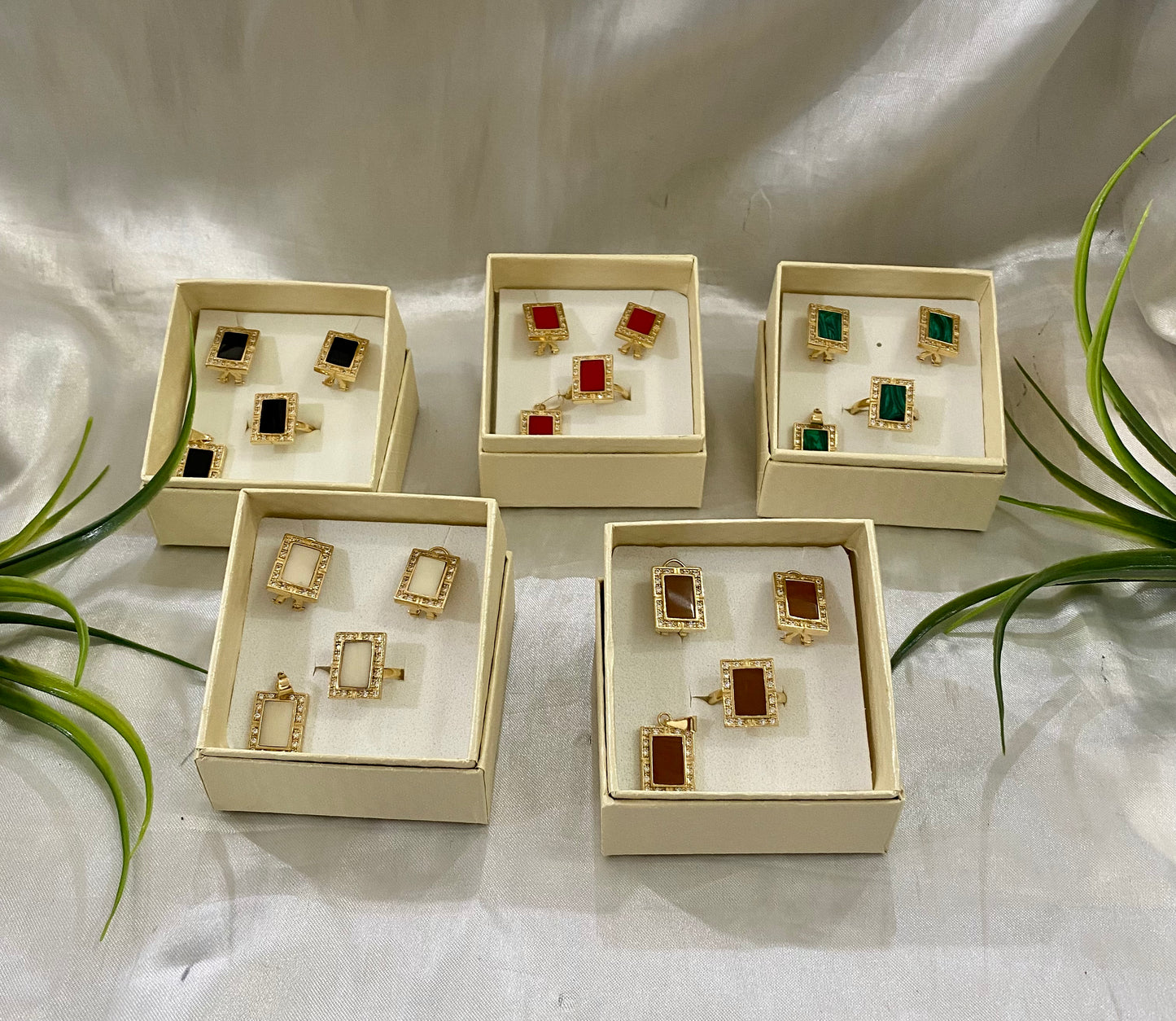 Juego de aretes, anillo y dije cuadrado con piedra y bisel Zirconia