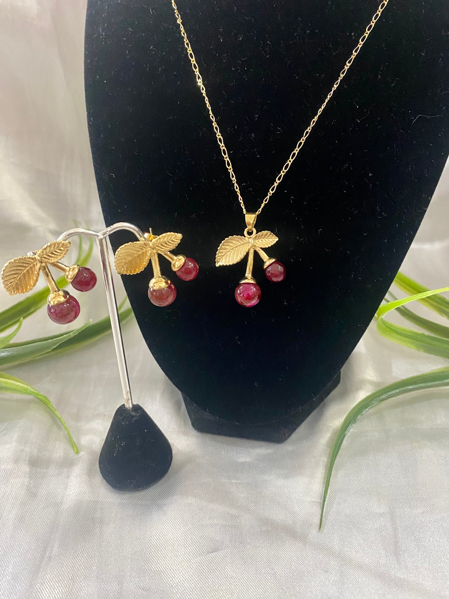 Juego de Cadena con dije y aretes de cereza