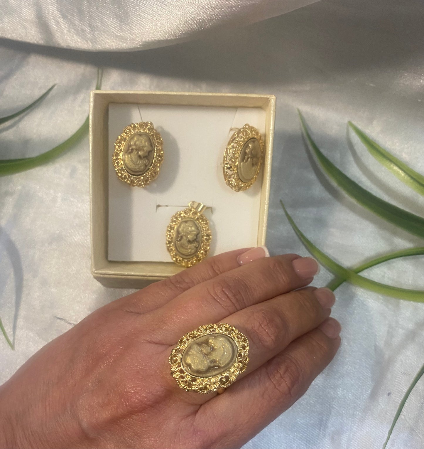 Juego de Aretes, anillo y dije dé Camafeo