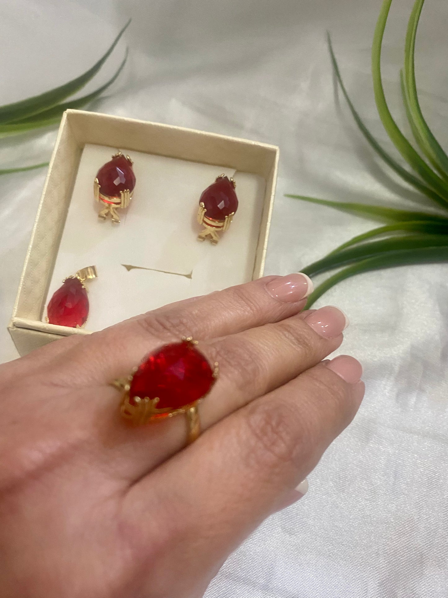 Juego de Aretes,anillo y dije de gota con uñas 18x3