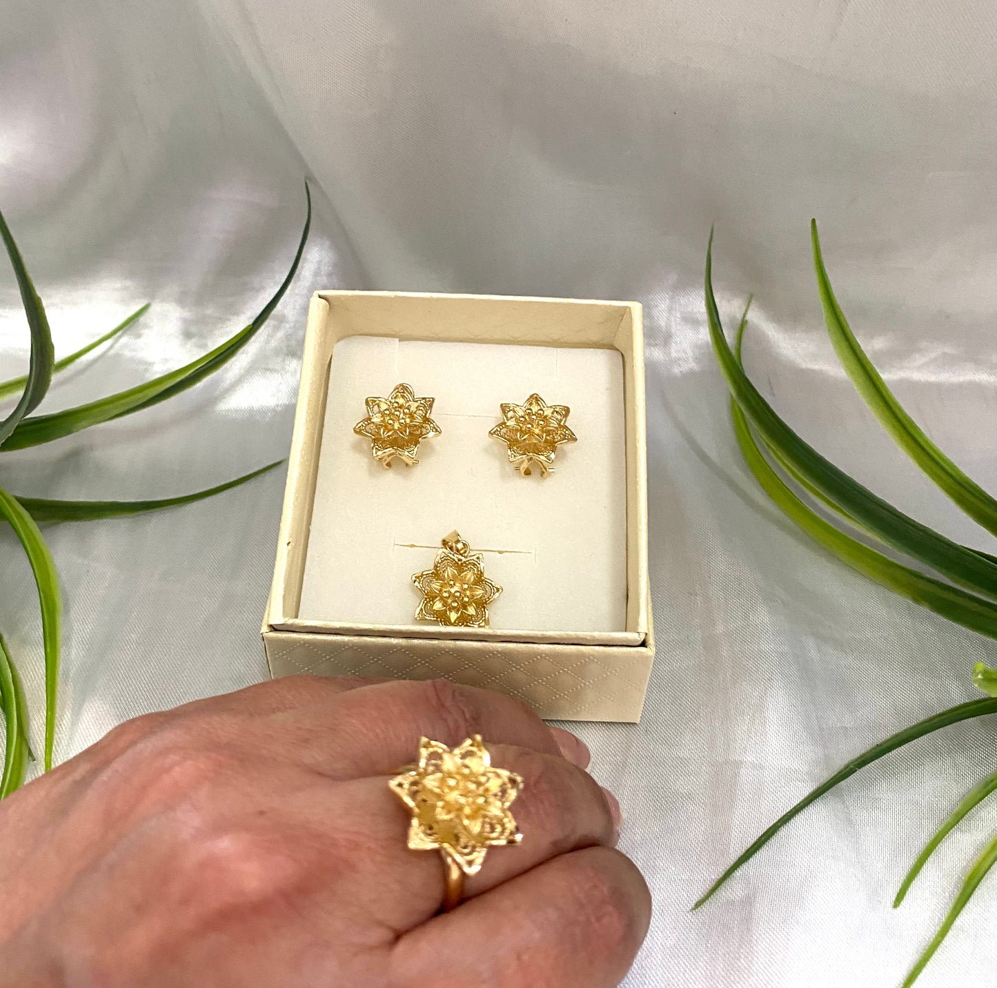Juego de Aretes, anillo y dije de flor pistilo