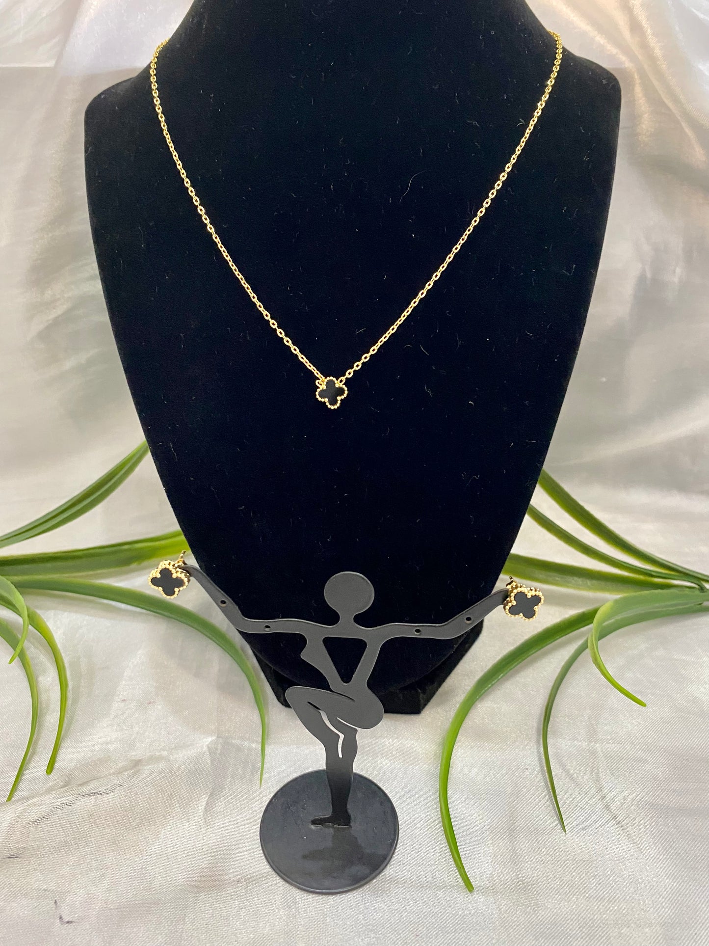 Juego de collar y aretes de trébol negro mini