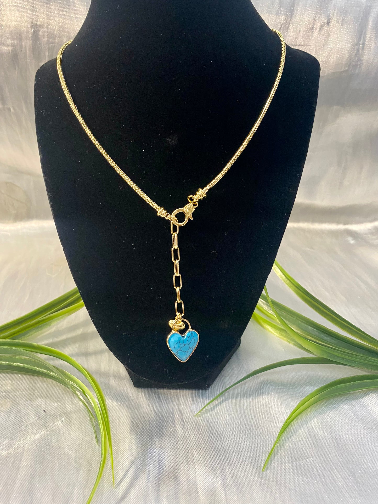 Collar con dije corazón de piedra colgante