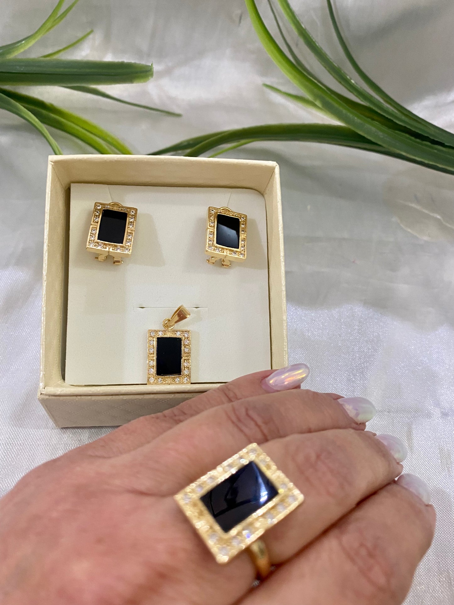Juego de aretes, anillo y dije cuadrado con piedra y bisel Zirconia