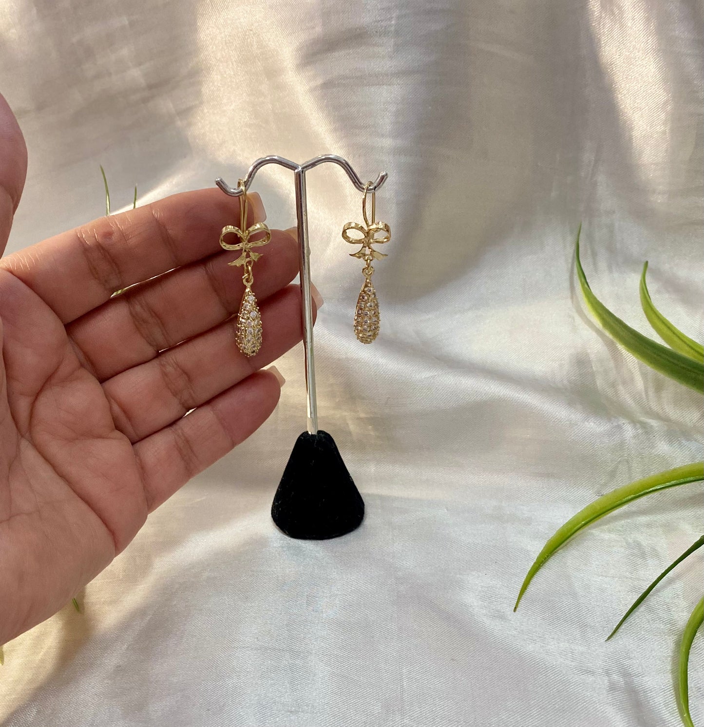 Aretes con bule zirconia flor y moño