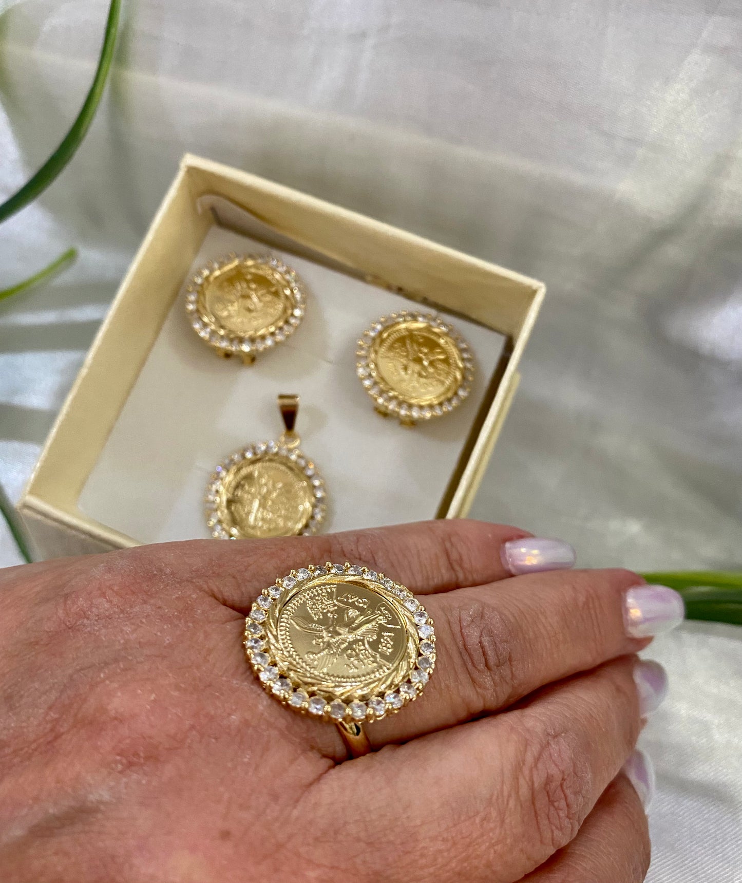 Juego de Aretes, anillo y dije tipo centenario bisel lazo Zirconia