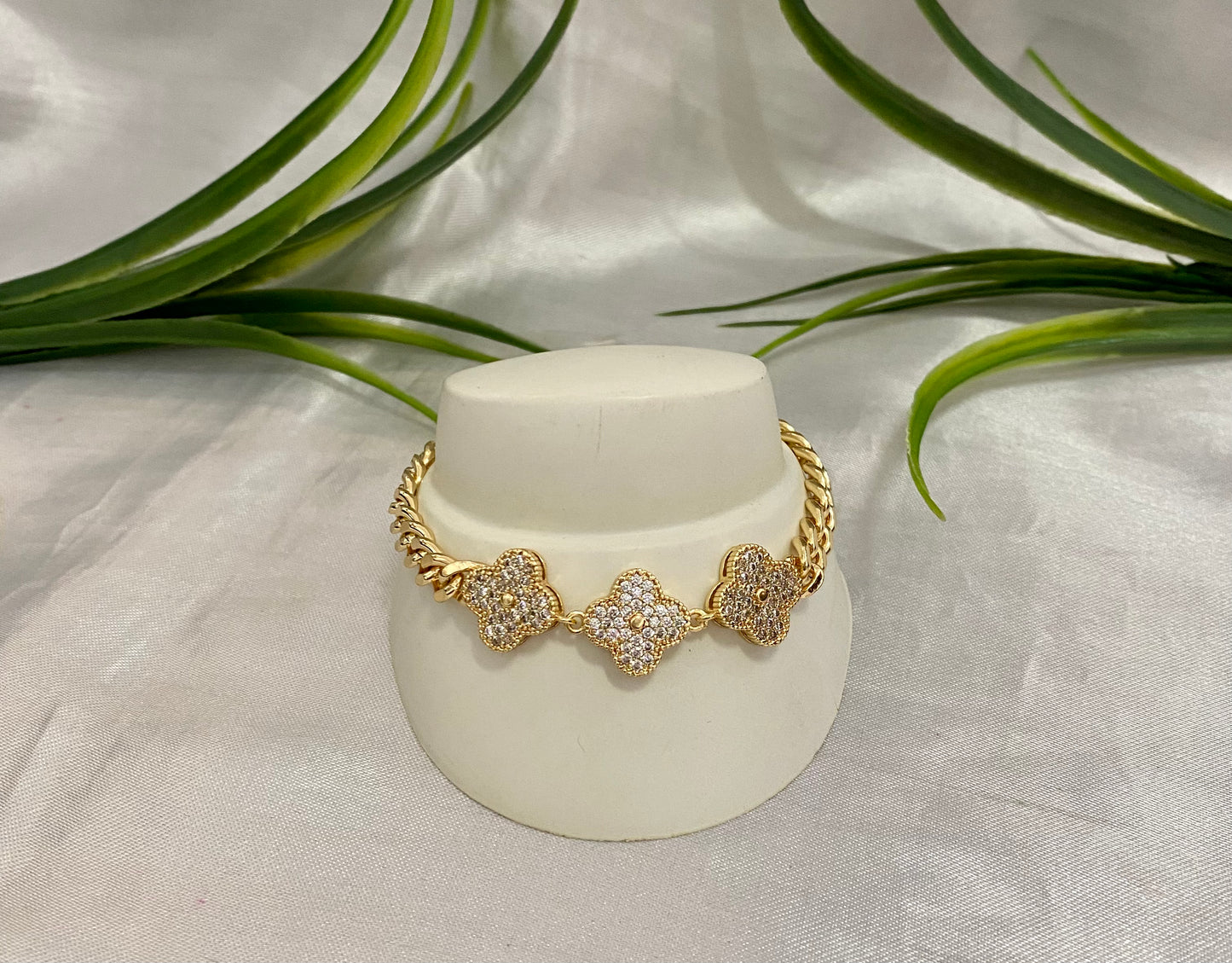 Pulsera con 3 flores de Zirconia