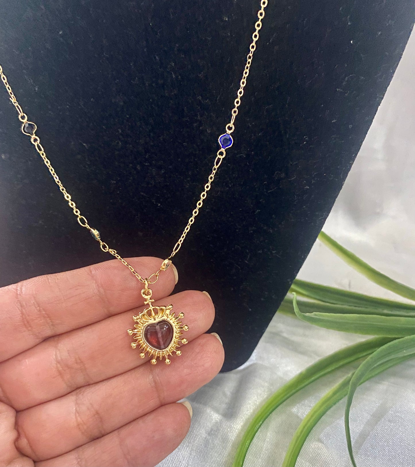 Cadena con zirconia y dije Sagrado corazón.