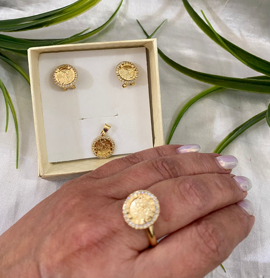 Juego de aretes, anillo y dije tipo centenario mini bicel doble diamantinado y zirconia