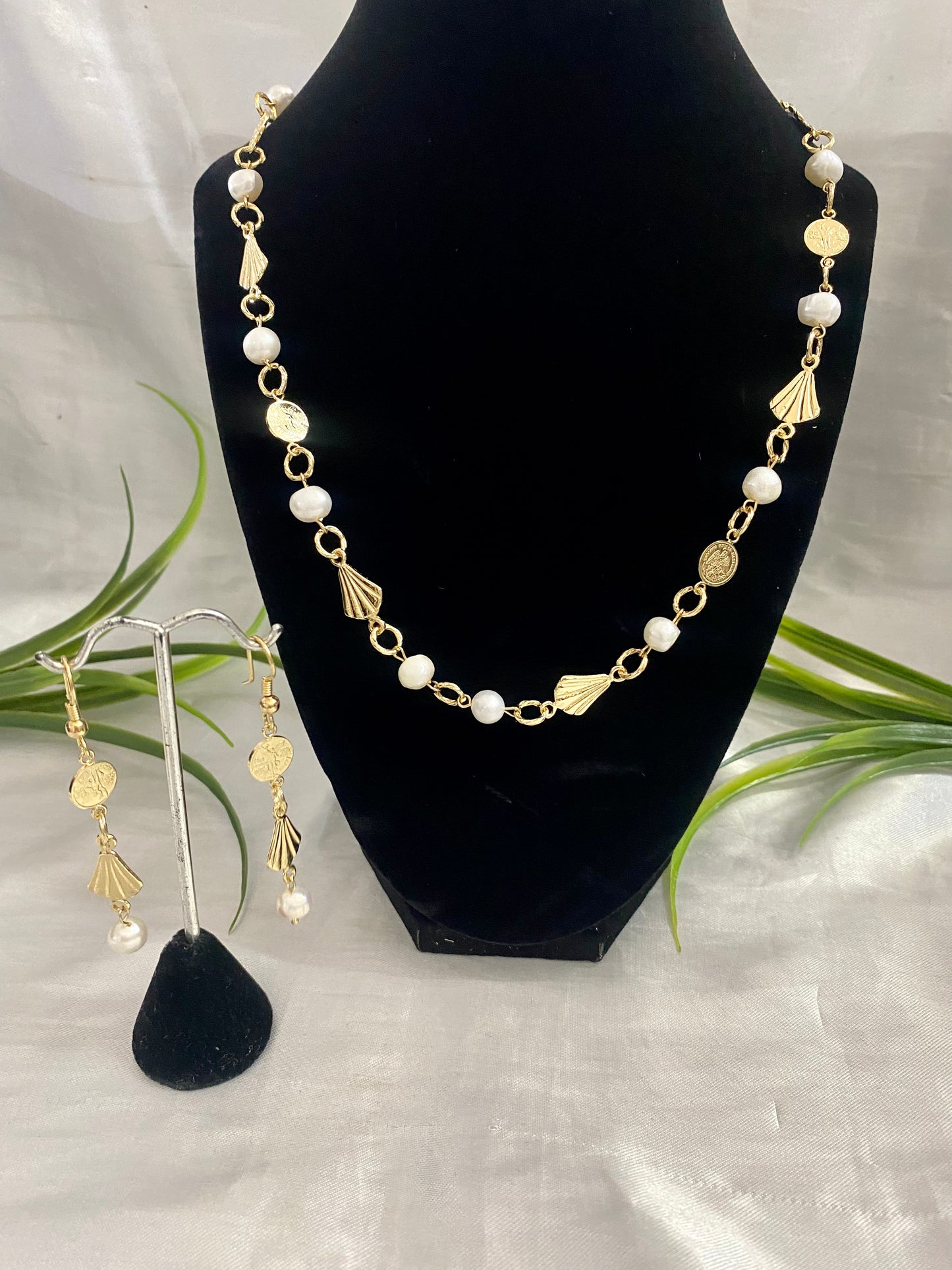 Juego de Collar y Aretes de Abanico, Perla y moneda