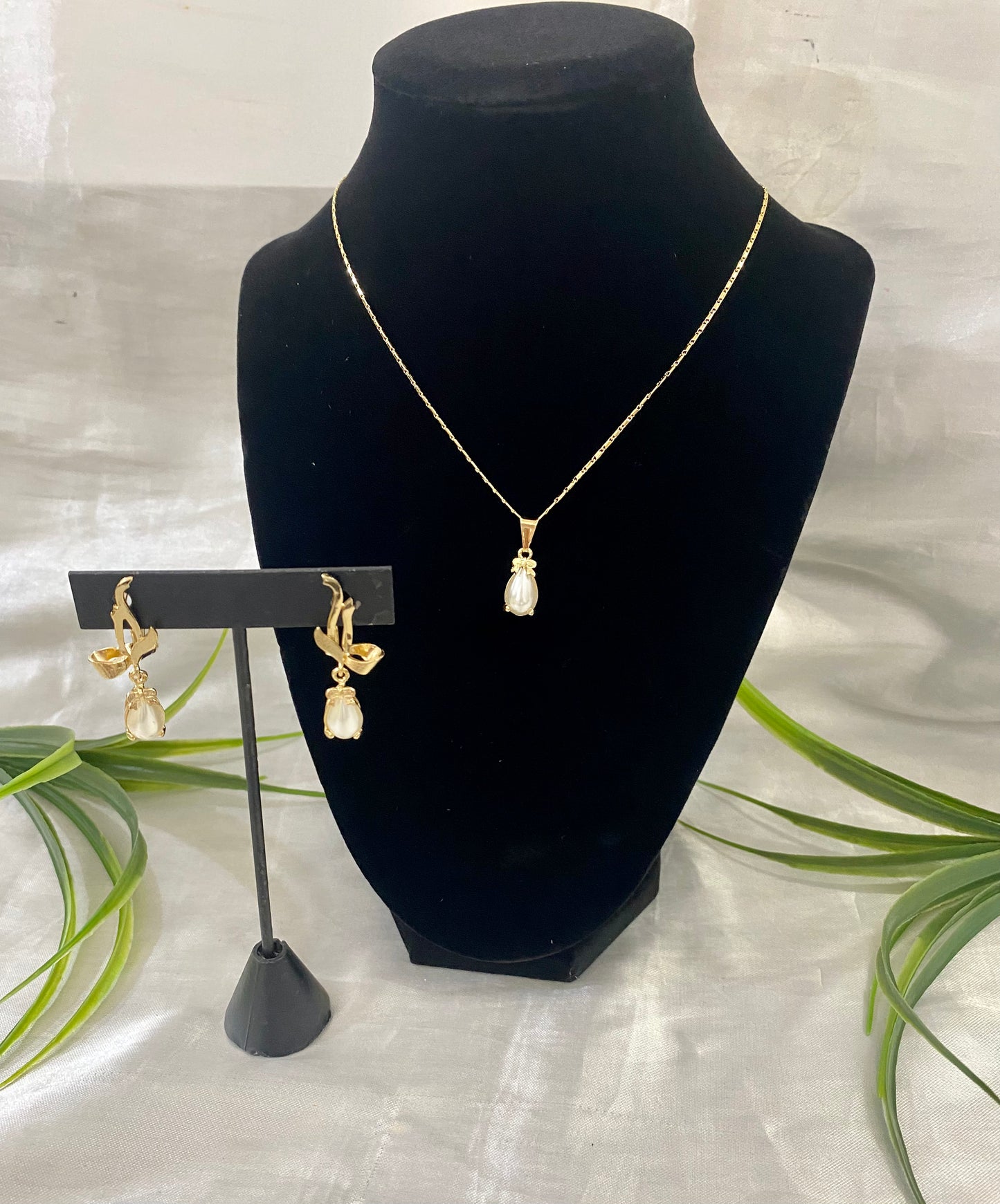 Juego de collar y aretes Aspa con Perla 13x9