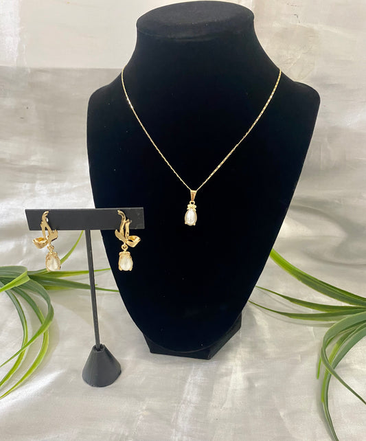 Juego de collar y aretes Aspa con Perla 13x9