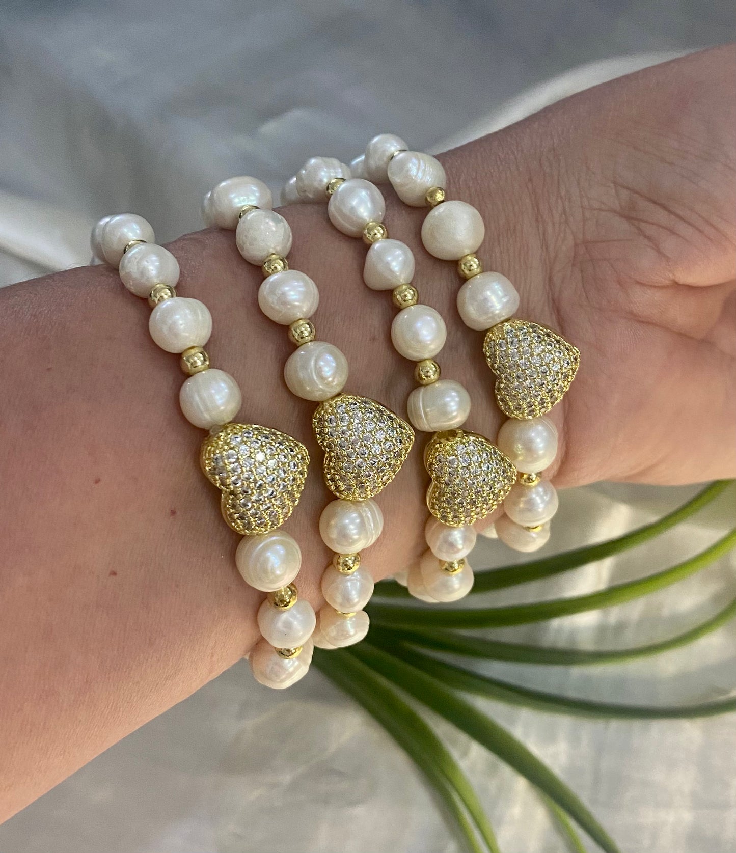 Pulsera elástica de Perla de Río con dije Corazón Zirconia