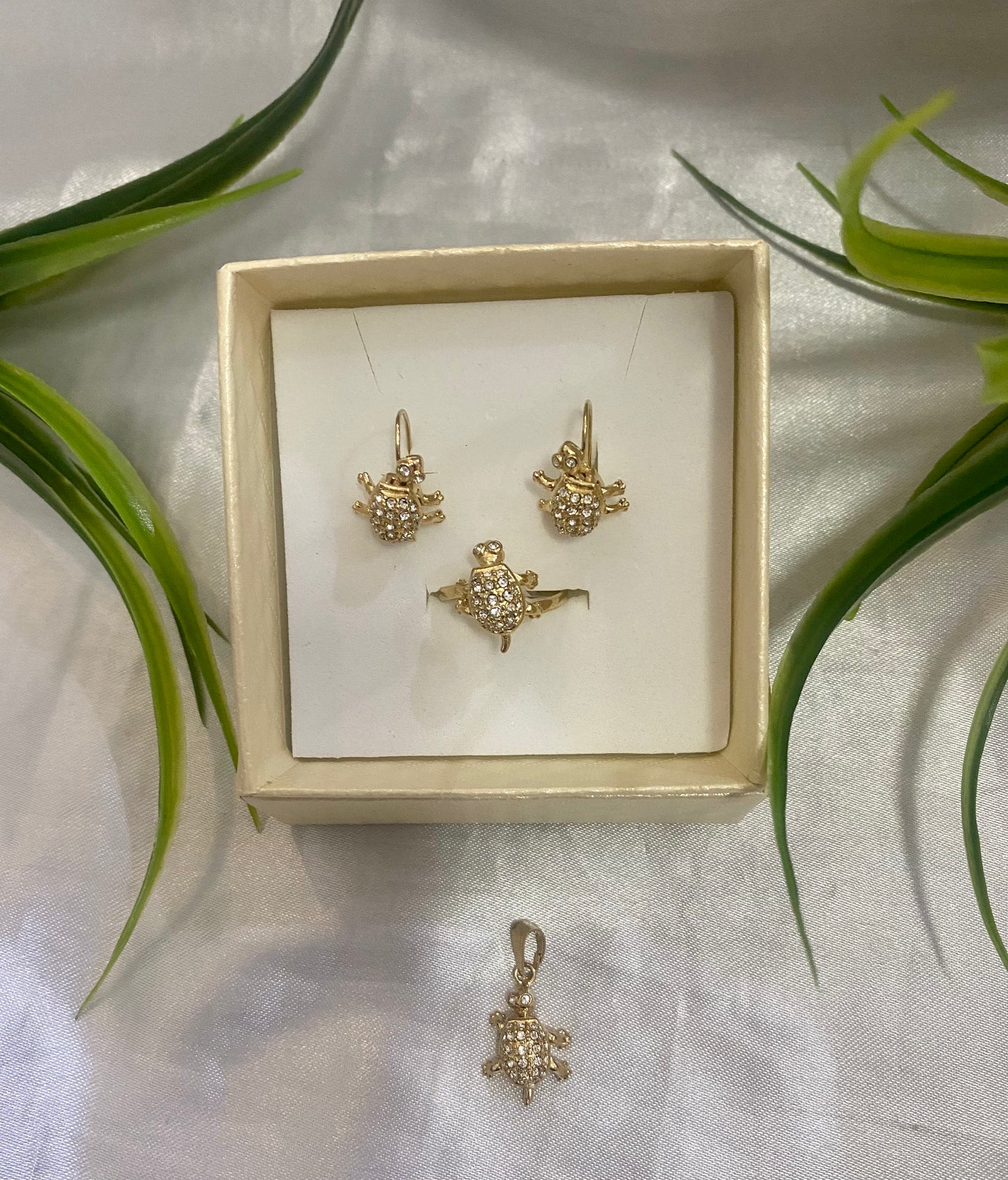 Juego de tortuga aretes, anillo y dije con Zirconia móvil