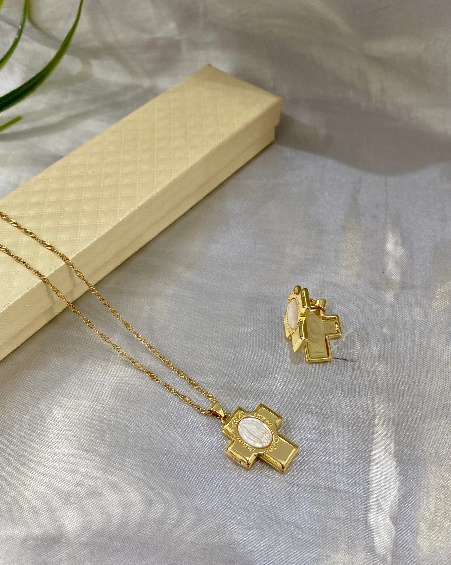 Cadena con Relicario Cruz Virgen