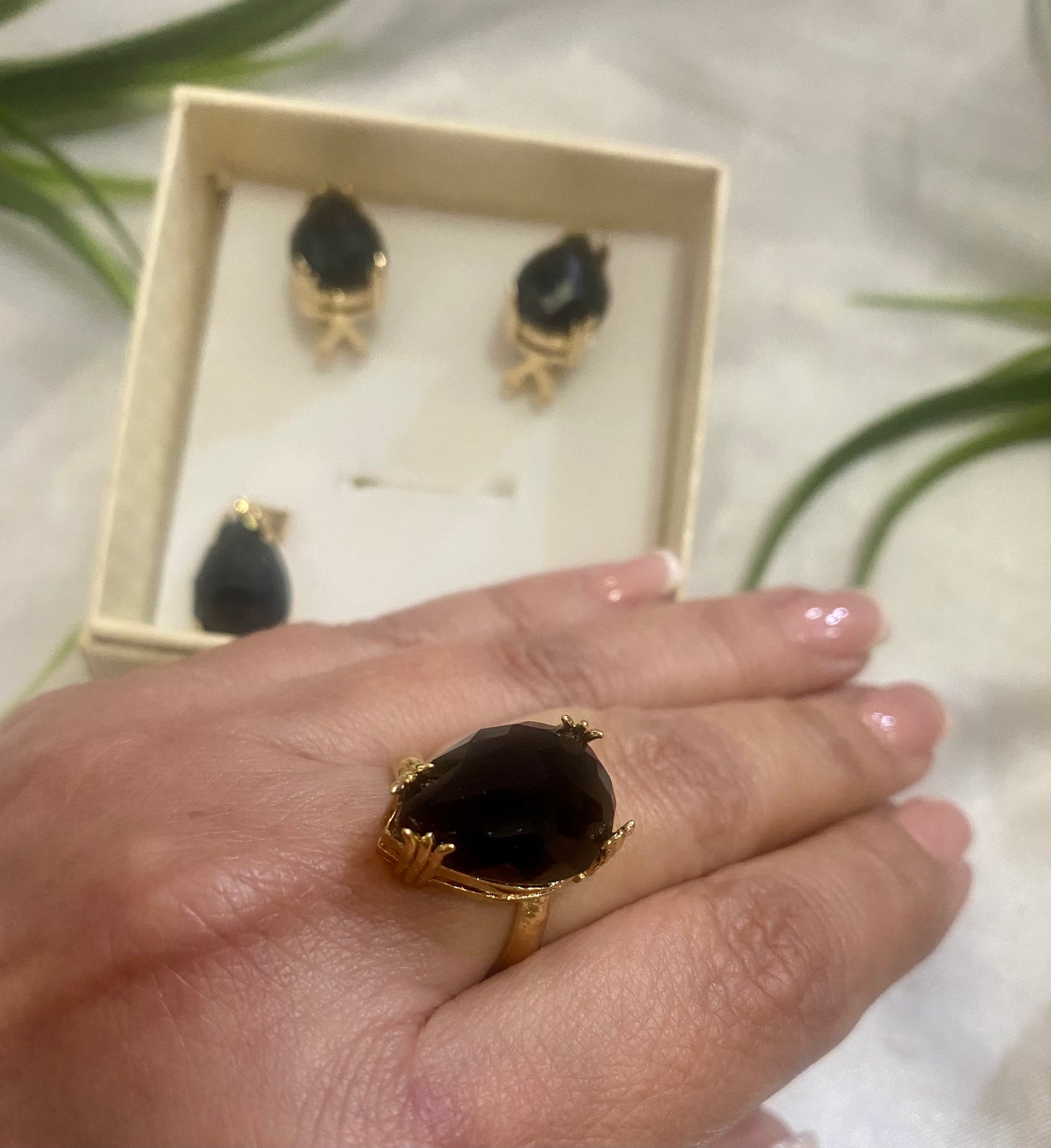 Juego de Aretes,anillo y dije de gota con uñas 18x3