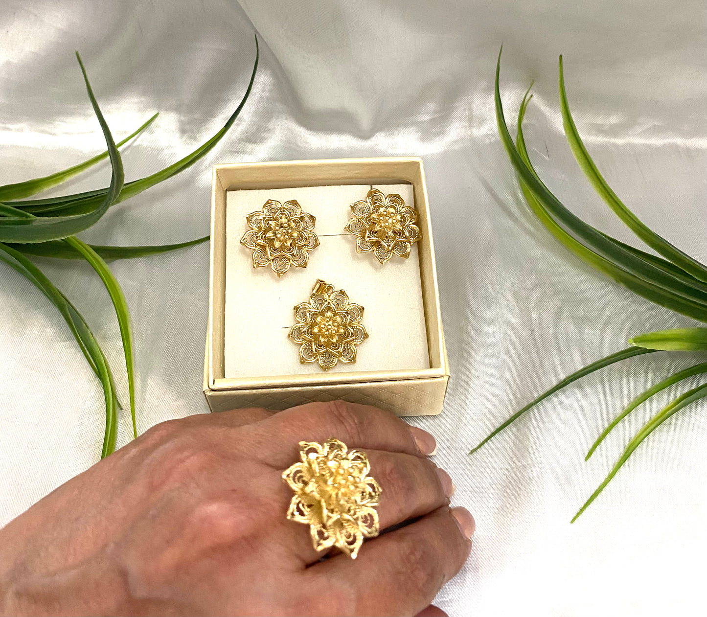 Juego de Aretes, anillo y dije de flor pistilo