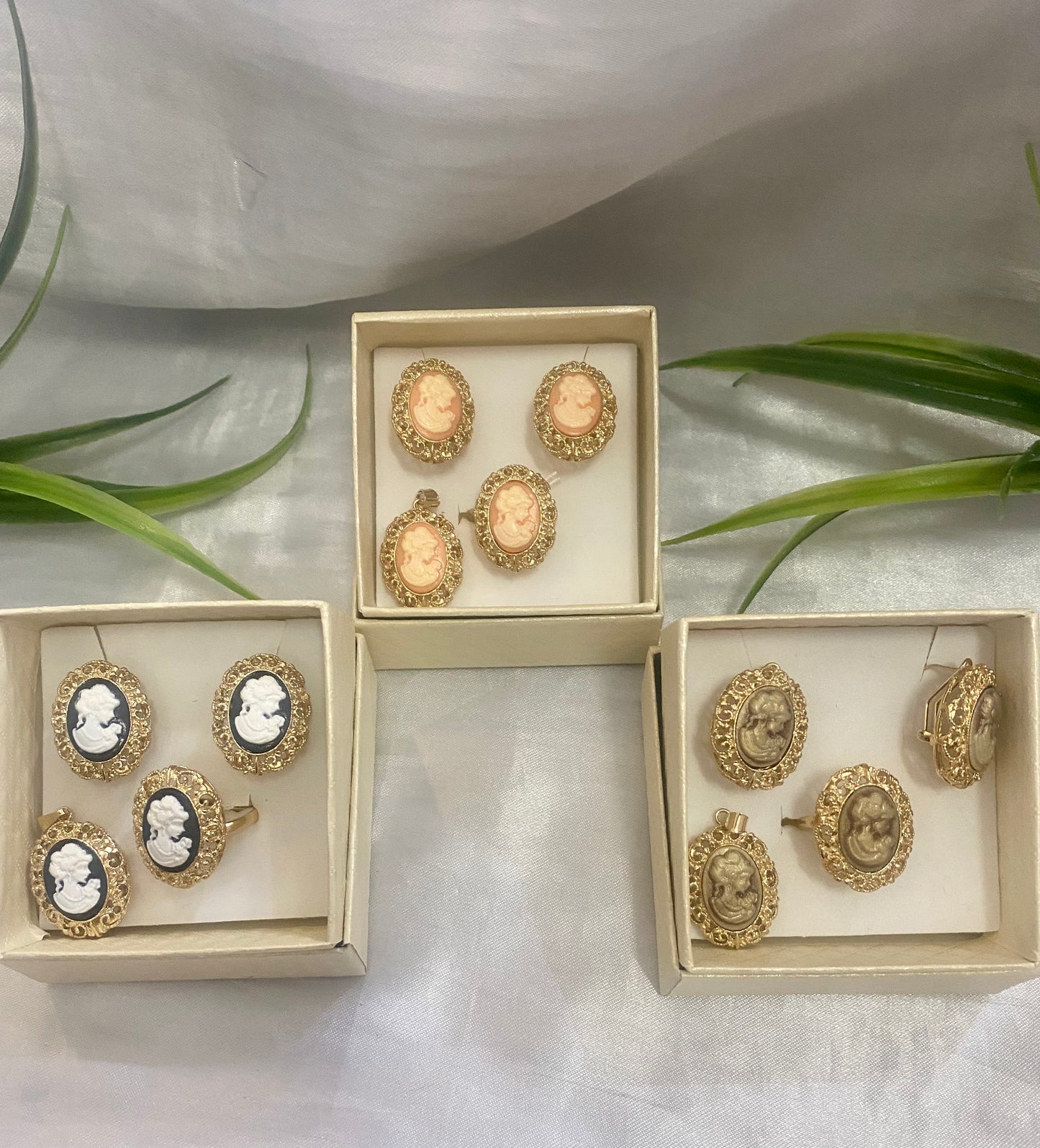 Juego de Aretes, anillo y dije dé Camafeo