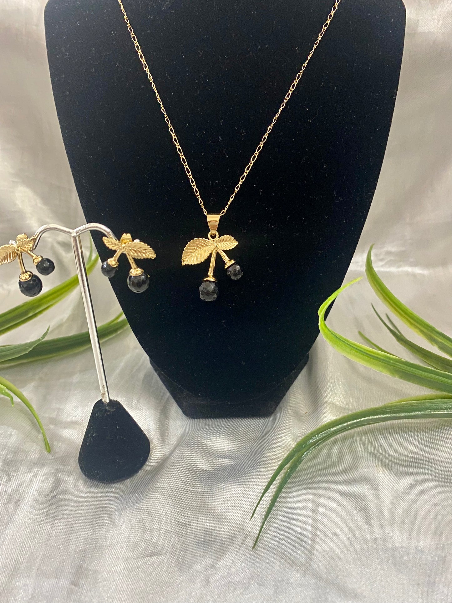 Juego de Cadena con dije y aretes de cereza