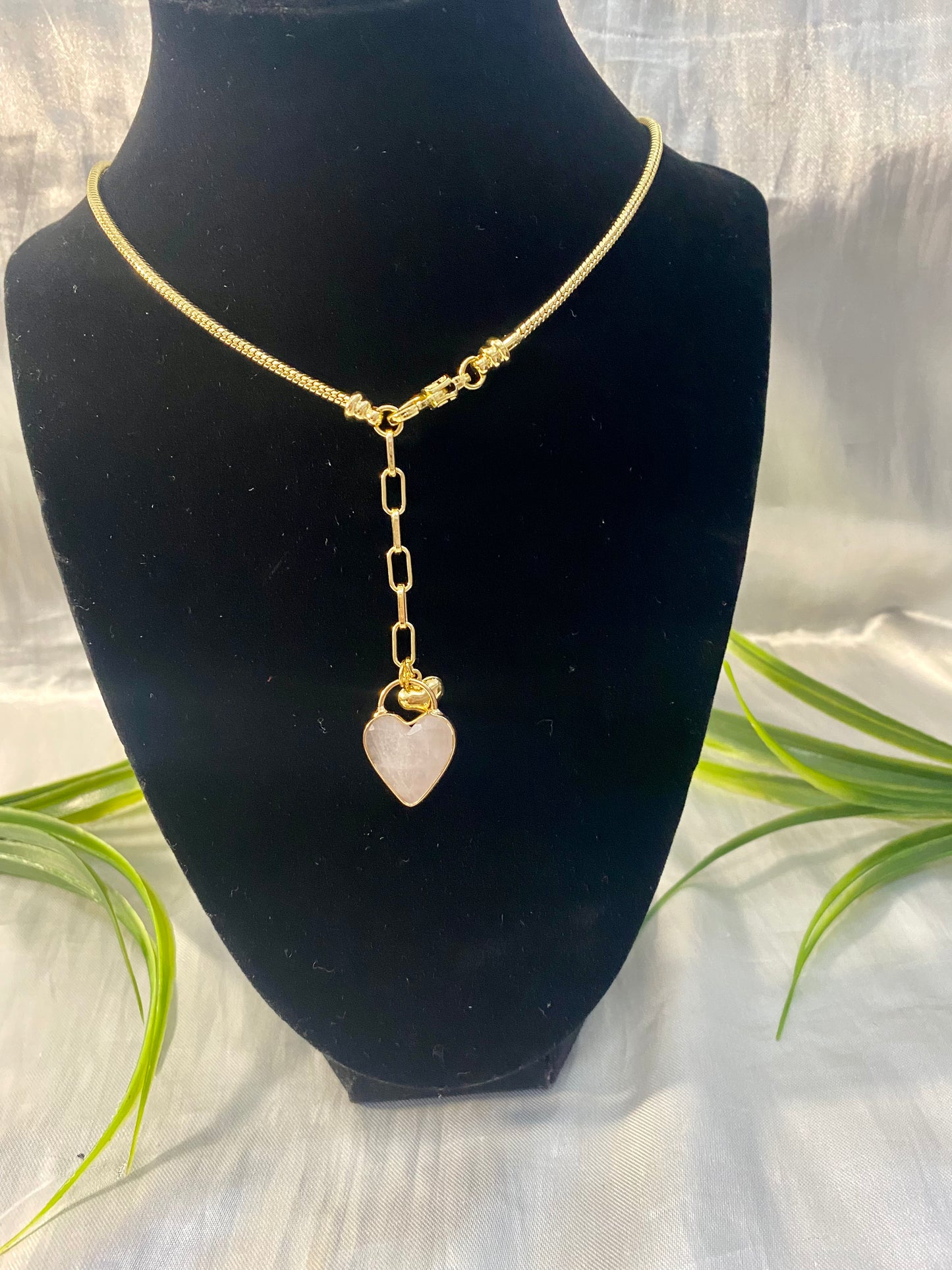 Collar con dije corazón de piedra colgante