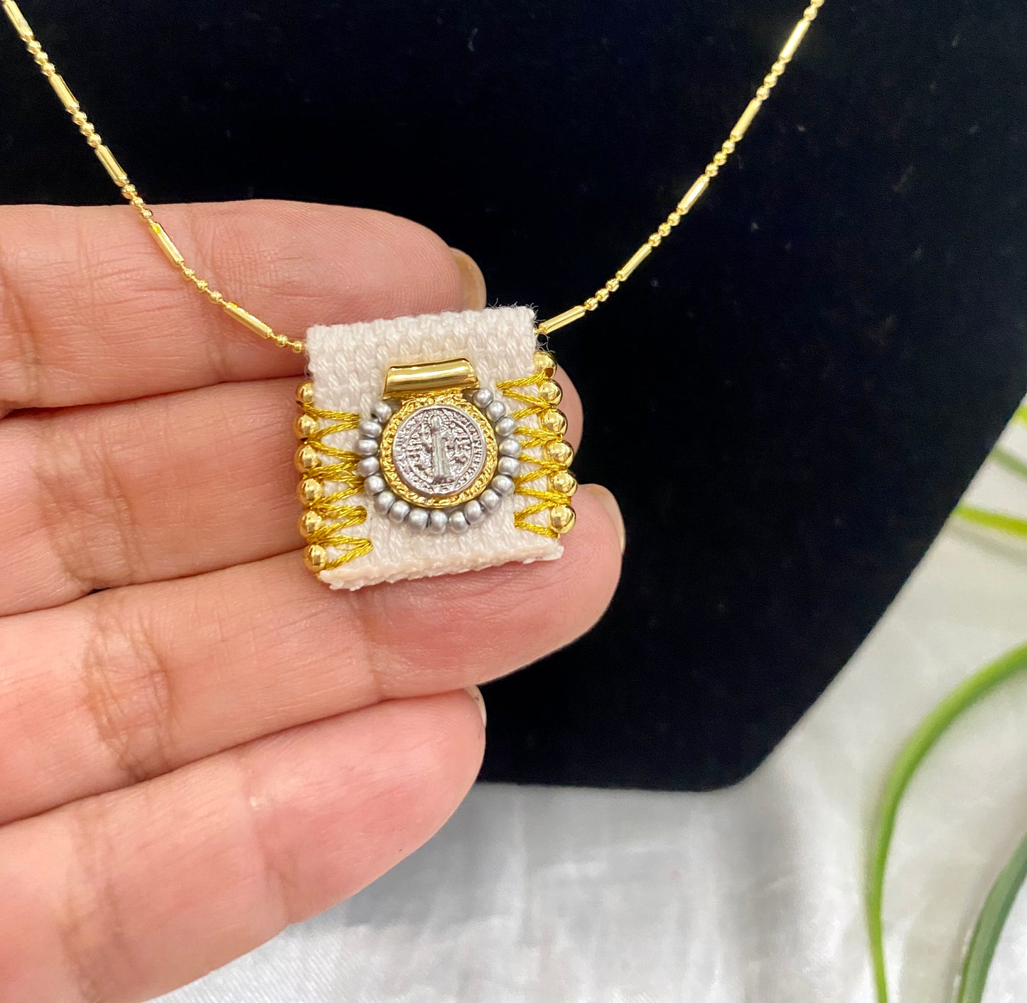 Collar Tipo escapulario de Tela con imagen de San Benito