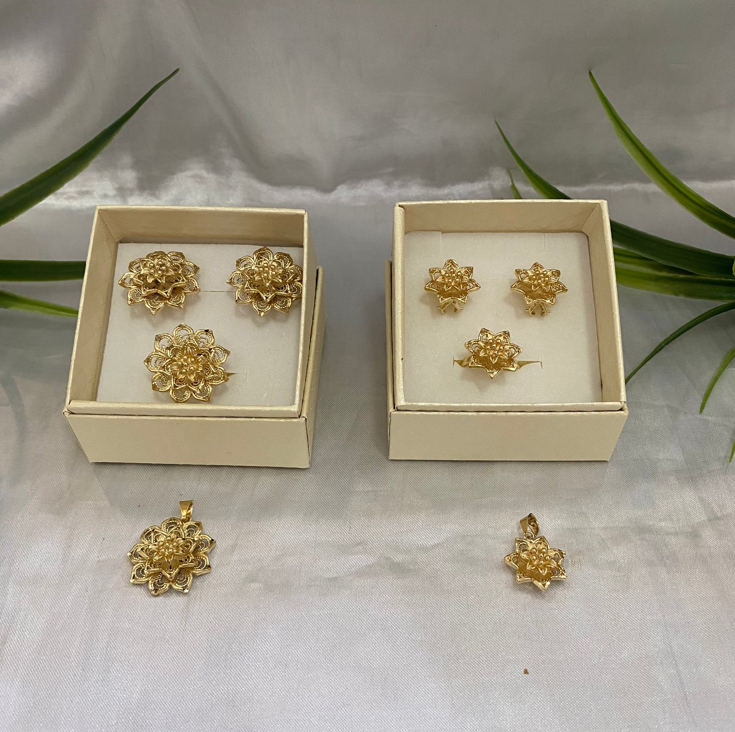 Juego de Aretes, anillo y dije de flor pistilo